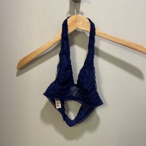 𝅺Victoria Secrets royal blue woman’s no underwire lace bra